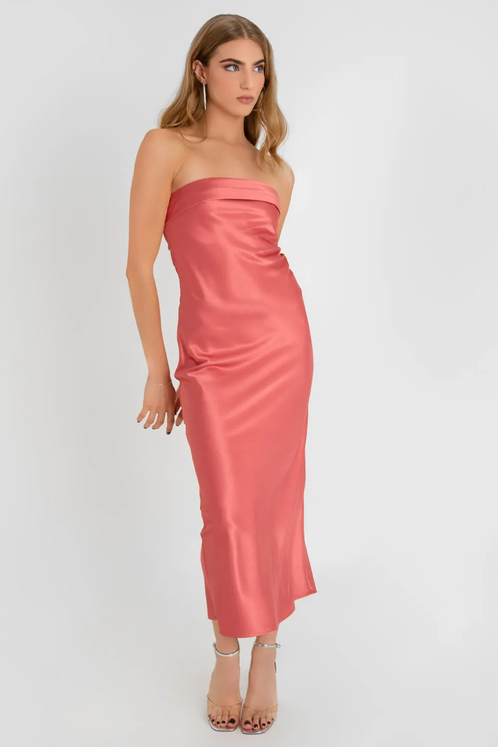 Maxi vestido satinado strapless con cut out