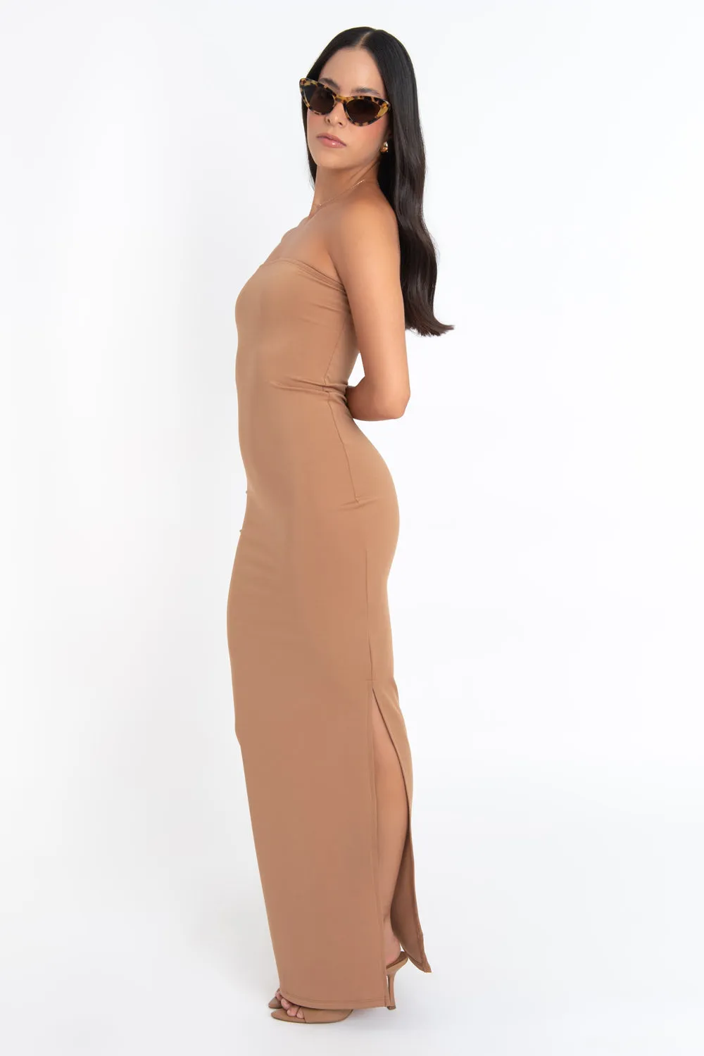 Maxi vestido strapless ajustado con abertura