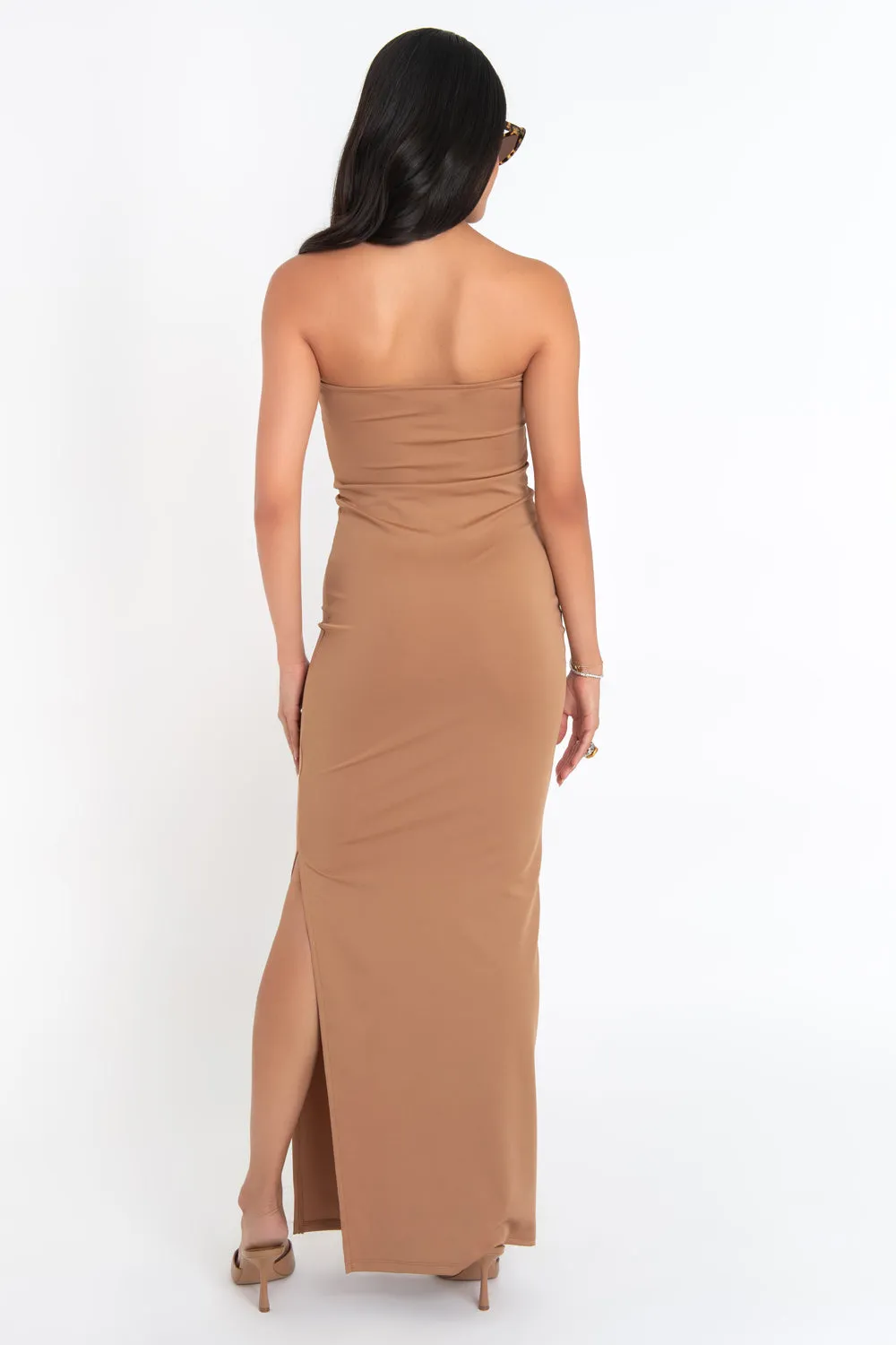 Maxi vestido strapless ajustado con abertura