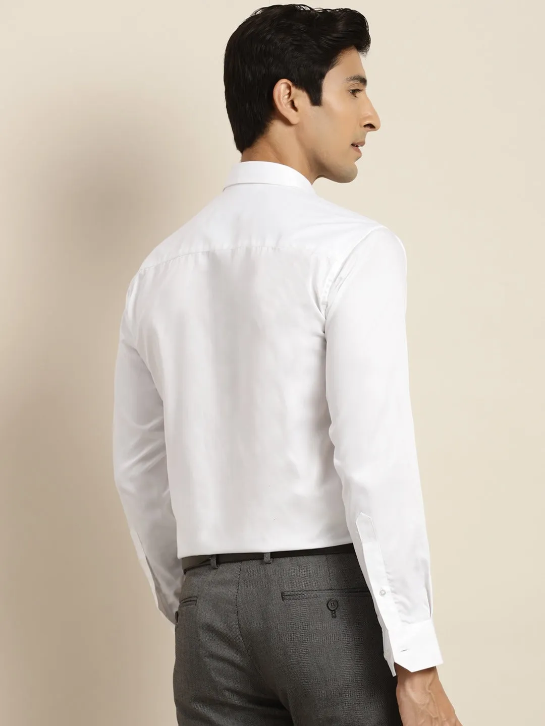 Men White Solid Button Down Collar Welted Pocket Pure Cotton Slim Fit Formal Shirt